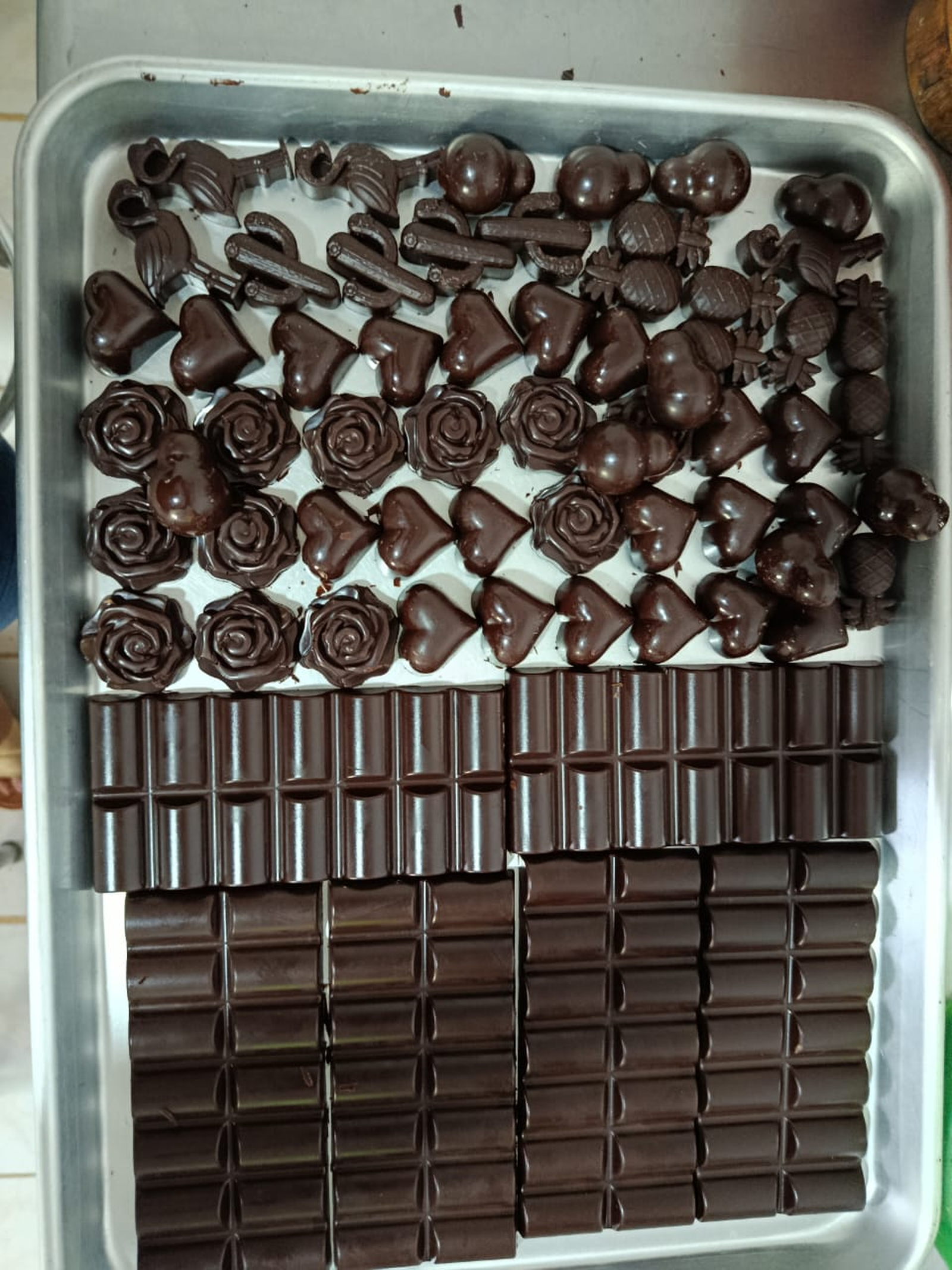 Proceso artesanal de elaboración de chocolate Choconica: bombones, figuras y barras hechas a mano